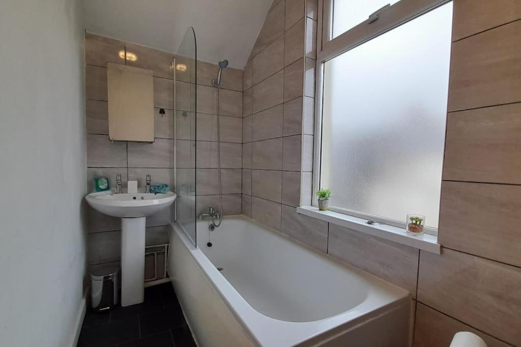 Spacious 4 Bedroom, Free Netflix, Central Location Cardiff Eksteriør billede